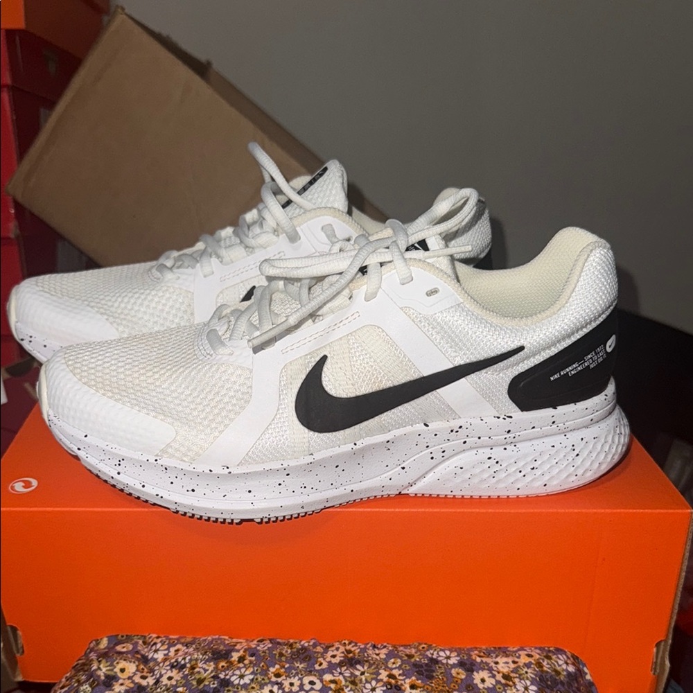 Womens Nike run swift 2